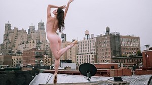 Somptueuses photos de danseuses et danseurs classiques nus sur les toits de New York - RTBF Actus