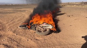 ❌Mojo ralis baigtas ❌ Motociklas sudegė pilnai. Šansai, kad motociklas taip sudegtų yra tokie maži, kaip laimėti loterijos pagrindinį prizą. Tai šiandien tą nedėkingą ir negailestingą prizą ir laimėjom. Kai Modestas susisiekė ir pasakė, kas vyksta, buvo labai netikėta, dar galvojau, kad tai gali būti motociklo techninės problemos. Tačiau priežastis labai aiški – kritimo ant šono ir smūgio pasekmė. Labai liūdna, bet svarbiausia, kad pats Modestas Siliunas visgi sveikas. Motociklas, galiausiai, yr