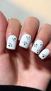 ❄️ Dive into the magic of winter with this dog paw-inspired nail tutorial.🐾 💅Inspired by @dii.neil #beetlesgelpolish #naildesigns #diynail #nailtutorial #winternails #nailswag #snownails | BeetlesGelPolish