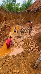 Mining gold in Sumatra, Indonesia, a gold mining paradise #mininggold #sumatra #indonesia #goldmiming #goldpanning #sluicebox #goldsluice #golddiscovery #goldnuggets #goldprospecting #goldhunter #goldtreasure #foundgold #goldriver #goldrush | Nepri Andries