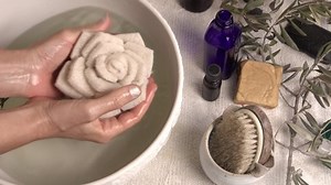 Bath Products Luffa Traditional Sponge Olive: Stockvideos & Filmmaterial (100 % lizenzfrei) 1040917010 | Shutterstock