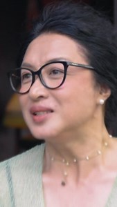 Jin Xing in Paris: A young man, a book, and a perfect moment While enjoying her habitual café in Paris’s 6th district, in the latin quarter, Jin Xing witnesses a scene that deeply moves her: a young man quietly reading a book, taking notes, fully present in the moment. No phone — just focus, calm, and curiosity. The image reminds her of “a young Hugo in Paris,” a timeless snapshot of Parisian life. Touched, she secretly pays for his lunch and leaves us one simple message: “Less telephone, more b