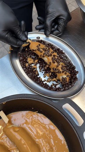 Deep-Fried Banana Split! Hot, crispy, and oh-so-sweet 🍌🍦 | Chefclub GruB