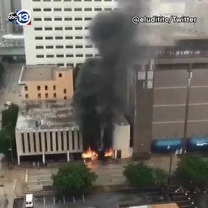 BREAKING: Explosion rocks building in downtown Houston, witness says http://abc13.com/2350911/ | ABC13 Houston