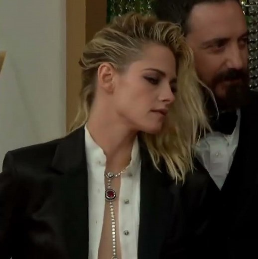 Kristen Stewart kisses Dylan Meyer at the Oscars