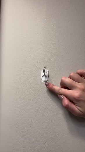 Did your tab snap or is your Command™ Strip is stuck? All you need is some dental floss ✨ #Command #commandstrips #commandhooks #commandhacks | Command