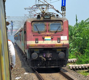 22892/Ranchi - Howrah Intercity Express via Tatanagar led by SRC WAP4 meets Kharagpur bound EMU #like #share #ranchi #howrah #tata #trainspotting | Exploring India & Indian Railways | Facebook