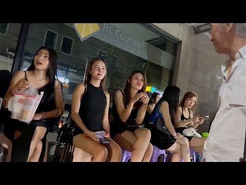 Thailand Bangkok nightlife street scenes. Thaniya, Patpong ladies look around!