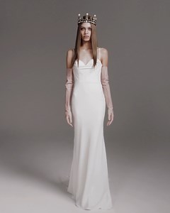 This minimalist #VeraWangBride mermaid wedding dress crafted in stretch crepe featuring a draped bustier bodice with thin straps. https://bit.ly/3NIgpq8 | Designer Bridal Room, Hong Kong | Facebook