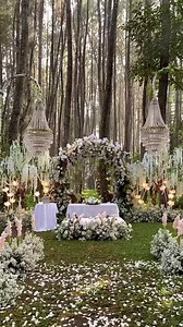10K views · 446 reactions | 懶✨ This #outdoorwedding is giving off MAJOR Twilight vibes, and we are sooo here for it 朗 If you’re #dreamwedding is a dreamy, naturesque “I do,” make sure to save this one! Truly an ethereal woodland wonderland  Via: @eliordesign | WedLuxe Magazine | Facebook