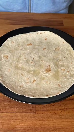 93K views · 1K reactions | g a friend to prepare this recipe for you 拾  Ingredients: 1 wheat tortilla 4 strips of cheese, I used emmental 燎 2 tsp tomato sauce  Grated mozzarella cheese 2 slices of York ham Oregano 1 egg | Chosen recipes | Facebook