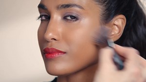 Hollywood dröm  För en glamorös nyårsafton  ✨Phyto-Hydra Teint 4 Tan ✨Phyto-Cernes Eclat No 5 ✨Les Phyto-Ombres 15 Mat Taupe ✨Les Phyto-Khol Perfect 1 Svart ✨So Volume 1 Deep Black ✨Phyto-Levres Perfect 7 Ruby ✨Le Phyto-Rouge 44 Rouge Hollywood ✨Phyto-Poudre compacte 4 brons | Sisley Paris | Facebook