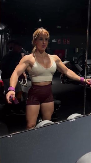 Insane Muscle Definition! Female Bodybuilder Posing Routine