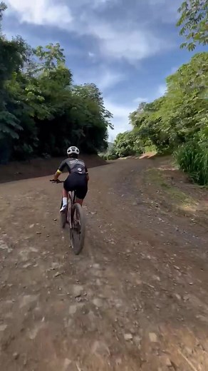 Subiendo al ritmo de los pedales segmento de Picagres al Rodeo. En cuánto tiempo creen que subí? 🥵#pedaleando #piedrasnegras #mtb #segmento #costarica