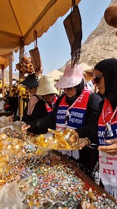 Belanja di Jabal Magnet.. Ibu -ibu jamaah Amanah ternyata hobi belanja semua.. 😊.. kalo sudah warnanya kuning langsung di borong 😁 #jabalmagnet #madinah #jangkaunluas | Erlina Sulthan