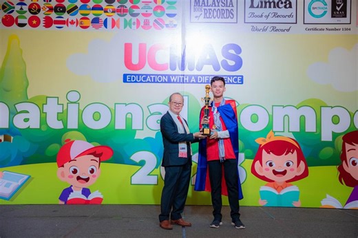 ប្អូនប្រុស សៀង សុលិពី អាយុ ១៥ ឆ្នាំជ័យលាភី : Grand Champion លើវិញ្ញាសារមើលដែលជា ចំណាត់ថ្នាក់ខ្ពស់ជាងគេនៃ Category C យកឈ្នះលើកុមារ 31 ប្រទេស ចំណោមបេក្ខជនប្រឡង 644នាក់ ក្នុងកម្មវិធីប្រឡងថ្នាក់អន្តរជាតិ 2023។ សូមបញ្ជាក់ថាព្រឹត្តិការណ៍ជាប្រវត្តិសាស្រ្តដ៏ធំអស្ចារ្យមួយនេះត្រូវបានរៀបចំឡើងដោយ UCMAS អន្តរជាតិដែលមានការចូលរួមពីកុមារឆ្លាតវៃសរុបចំនួន2550នាក់ ។ សុលីពី នឹងទៅប្រកួតប្រជែងថ្នាក់អន្តរជាតិ​ ចុងឆ្នាំ ២០២៤ នៅទីក្រុង ញូដេលី ប្រទេស ឥណ្ឌា ។​ សូមជូនពរប្អូននិងកុមារ UCMAS តំណាង កម្ពុជាទាំងអស់ទទួលជោគជ័យ គ្រ