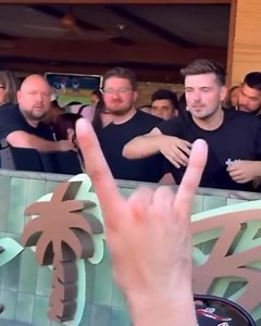481K views · 3.4K reactions | Esto ocurrió en su set para Palm Tree Beach Club  en Las Vegas donde Martin Garrix le firmó su pasaporte a un fan mexicano 﫣 Sin querer queriendo su pasaporte será inválido ya que al ser un documento oficial no puede tener rayones pero quien le quita la firma de Martin Garrix 藍 | EMPO Electronic Meeting Point | Facebook