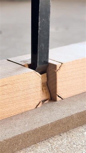 A half-lap joint made with hand tools. #woodworking #diy #joint #japanesejoinery #jig | Sb zohar7659