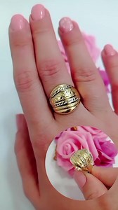 Zlatni prsten ukrašen izradom u bijelom zlatu, svjetlucavi model koji ćete rado nositi. 🌹 Zlatara Fatima BUŽIM 💍 | Zlatara Fatima