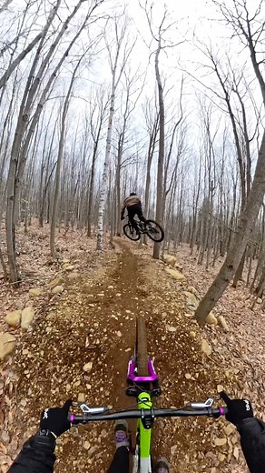 Je découvre le centre de vélo de montagne @montebellovelo et ça va vite!😮 Une première pour moi et certainement pas la dernière🙌🏼 Abonne-toi pour encore plus de vidéos : @shawn.querry 🚲 Avec @cedrick__masse @lagrange.bike @tourismequebec @insta360 @insta360_bike @racines_magazine @redbullcanada @santacruzbicycles @dhrmarketing @blivetsports @adidasfiveten @conti_mtb @industry_nine #mountainbike #outdoor #mtb #mountainbiking #pov #sport | Shawn Querry