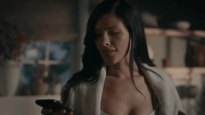 「台所でストーブの上にスープを調理するかわいい女性。家で夕食を準備している主婦の接写。スローモーションで現代のキッチンでスプーンでスープを味わう若い女性、電話で話し、写真を撮っています」の動画素材（ロイヤリティフリー）3523619497 | Shutterstock