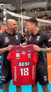 ATÉ LOGO, DARLAN! Torcida, antes do segundo jogo da semifinal das nossas brabas, ontem (22/04), vivemos um momento especial e cheio de emoção: nosso eterno ídolo @darlan.souza01 foi homenageado por tudo o que construiu com a camisa 18! ❤️🖤 O Gerente de Esportes e Lazer, André Avallone, e o Gerente Regional, Pedro Caliari, celebraram a linda trajetória de um atleta que é puro SESI: revelado nas nossas categorias de base, Darlan trilhou seu caminho com garra, disciplina e paixão. Mais do que tale