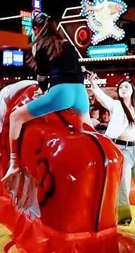 와.. 이분 밸런스 대박! 🔥 미친 듯이 돌아가도 절대 안 떨어지네요. Stunning balance on the mechanical bull!