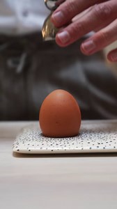 Choisir le caviar, c'est choisir une taille de grains, une couleur, une texture et bien sûr un goût. Chaque espèce développe ses propres caractéristiques et chaque caviar suit une maturation et une sélection qui lui confèrent des arômes singuliers. C'est pourquoi chaque boîte de caviar Petrossian est absolument unique. | Petrossian Paris