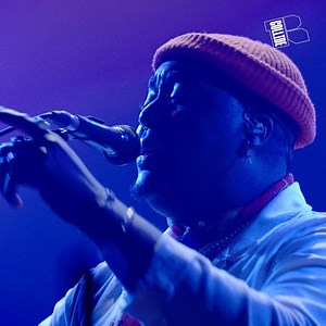 Reeperbahn Festival Collide presented by Musikexpress | “Friends You've Made" bietet einen beeindruckenden Kontrast zwischen Jordan Mackampa's samtweicher Stimme und dem wichtigen Thema der Erhaltung von Freundschaften. 👥 Unterstrichen wird das Ganze durch die einzigartigen Visuals von Maximiliane Wadler, die immer wieder ein Zusammenspiel von Szenografie und Motion Design garantieren. Das ganze Video könnt ihr euch auf YouTube ansehen: https://bit.ly/4gng8Gb | Reeperbahn Festival