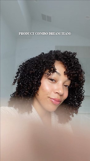 Did I miss this product combo lesson at Curl Camp?? 👀 Mousse & Gel are the girls!! I switched over from gel to mousse a while ago but didn’t consider putting them together until a recent styling error & I’ve been hooked ever since 🤌🏽 This definition lasted me almost 2 weeks, I was shook! After lightly applying the @innersenseorganicbeauty Sweet Spirit Leave-In, I used: @ilovethedoux Crazy Sexy Curl Honey Foam @innersenseorganicbeauty I Create Hold Gel * Finger Coiled for longer lasting defini