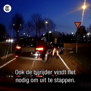 De Aso van deze week wil voordringen bij een rotonde. Als dat niet gaat, volgt een bizarre wraakactie. Ook iets gefilmd? Mail naar verkeer@telegraaf.nl | De Telegraaf