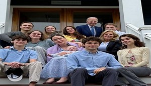 صورة «مزيفة» في عيد الفصح.. «يد غامضة» تفضح بايدن