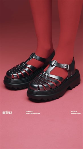 POV: Seu namorado te deu de presente uma #MelissaPossessionPlatformII e agora você tem duas paixões 💘 Disponível em melissa.com.br! | Melissa