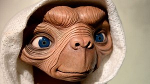 E.T. na jaren herenigd met volwassen Elliott in kerstreclame