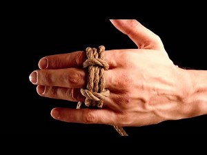 How to tie Shibari: Sailmakers Finger Cuff