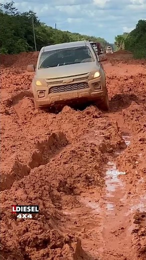 S10 Bruta atravessando lama!!!🇧🇷🔥🚜