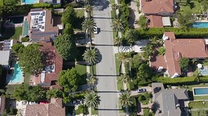 Aerial View Beverly Hills Road Palms : vidéo de stock (100 % libre de droit) 1035811205 | Shutterstock