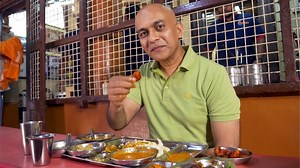 #SeafoodThali #GourmetOnTheRoad #MangaloreanCuisine A name that is highly familiar among the locals of Mangalore, Giri Manja’s is a landmark restaurant known for its mouthwatering and fingerlicking seafood specialities! In this episode of Gourmet On The Road, Food Lovers’ Editor, Kripal Amanna visits this forever bustling eatery on recommendation, to try some of its best known dishes, the anjal tawa fry, prawn golden fry, sardine hing fry, squid fry and more! GOURMET ON THE ROAD RATING FISH THAL