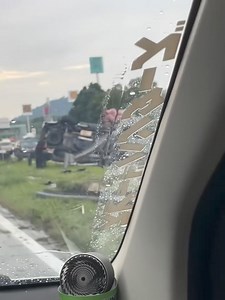Kepong MRR2 靠近 Taman Metropolitan往 Bulatan Batu Caves方向的路段发生翻车意外，造成附近路段交通堵塞！ 视频来源自Cheok Cy | 雪州网 MySelangor