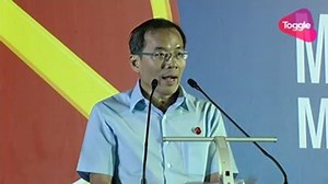 #GE2015: The Workers' Party candidate Dennis Tan takes issue with posters of PM Lee Hsien Loong placed across the island. Updates of main points: http://tdy.sg/1KTTgwm Live stream: http://tdy.sg/1NXmn2D | TODAY