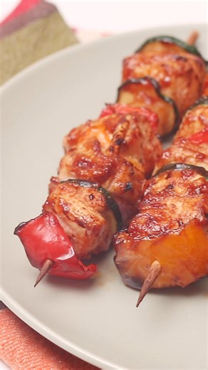 Air fryer chicken kabobs with a simple marinade and vegetables are served up on skewers for an easy-to-make meal everyone's going to love. It cooks up with crisp edges and juicy, tender insides. These air-fried chicken kabobs allow you to put together a quick weeknight dinner without slaving over a hot stove or grill. #weeknight #dinner #easydinner #recipes #recipeoftheday #fbreelsvideo #video #instagramreel #instarecipe #chicken #chickenrecipes | Kitchen Divas