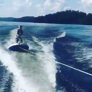 Casual wave and an air kiss. ❤️💔 | Hilary Duff