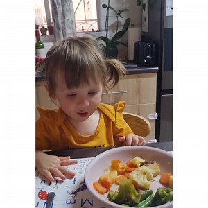 Wanneer jy 'n video compilation maak van jou dogtertjie se 2de lewensjaar en besef meeste van die footage is jy wat haar probeer kry om te eet! 🤣 #thestruggleisreal Kan nie glo my baba verdwyn voor my oë en sy's al 'n klein mensie nie! Liewer as die liefste lief! 😍🥹🥰 | Melinda Viljoen