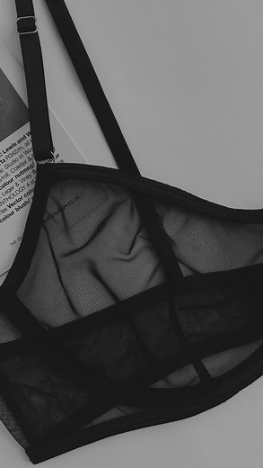 Last one I promise 🙈 #vanillestilettosoutfit • V A N I L L E O U T F I T #belgianblogger #maxmara #saintlaurent #suit #whatiwore #whattowear #trendalert #ootdfashion #ootn #businesswoman #bgki #brownskingirls #blackpeoplebelike #fashionblogger #frenchblogger #mode #influencermode #momblogger #metgala #explorepage #homepage #instagramfamous #model #modeling #netaporter | Vanille Stilettos