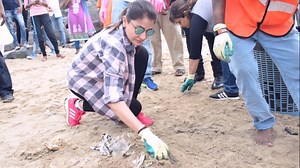 160K views · 34 shares | #WATCH: Anushka Sharma cleans Versova Beach for Swachh Bharat Campaign. | Zoom TV | Facebook