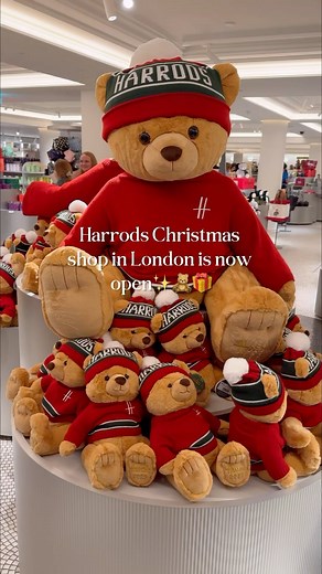 Harrods Christmas shop in London✨🎁 📍 Lower Ground floor, 87-135 Brompton Rd, SW1X 7XL 📸 @kseniia.journey #london #christmas #londoners #harrods #travel | London Ideas