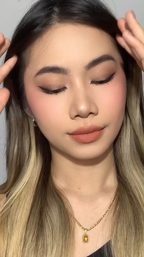 Primer, foundation, loose powder all by Focallure. Get the same products to get the same base makeup! #focallure #focallureph #foundation #porelessprimer #loosepowder | Focallure Philippines