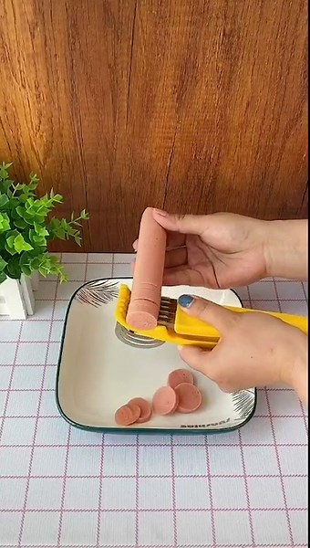 FireKylin Banana Slicer,ABS + Stainless Steel Fruit and Vegetable Salad Peeler Cutter Kitchen Tools For Banana, Strawberry,Grape（2 pcs）