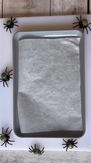 Easy Halloween Treats! Candy Caramel pretzels! Y’all these are so good! If you like candy corn lol #halloweentreats #candycorn #halloween #easyhalloweentreats | Lauren Clutter