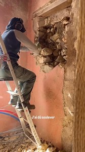 Au bord de la séparation à cause de cette salle de bain … 😝 On voulait juste caser un meuble dans cette mini salle d’eau de 3m2… Et on s’est encore compliqué la vie 🙈 ! La salle de bain va être très petite alors pour rentrer ce meuble, que je veux absolument parce que je suis une grosse relou, et aussi avoir un espace dégagée et ne pas se sentir trop à l’étroit… Guillaume a eu l’idée d’ouvrir un peu les murs pour créer des renfoncements.. il a vite regretté 😂 ! On a fini par respirer de la po